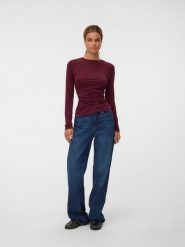 Vero Moda Koszulka w kolorze bordowym rozmiar: M. Czerwone bluzki Vero Moda, m, bez wzorów, bez kołnierzyka, bez ramiączek. Za 78.95 zł.