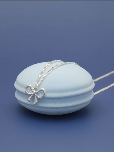 Naszyjnik - srebrny. Szare naszyjniki Sinsay, srebrne. Za 5.99 zł.