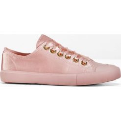 Sneakersy bonprix jasnoróżowy. Czerwone obuwie sportowe bonprix, z satyny, bez zapięcia. Za 29.99 zł.