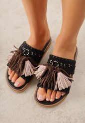 Czarne Klapki VICES na Płaskiej Podeszwie w Stylu Boho z Frędzlami Averathla. Czarne klapki Renee, z aplikacjami, z denimu, bez obcasa, na płaskiej podeszwie. Za 119.99 zł.