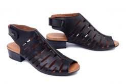 PIAZZA 910132-01 schwarz, sandały damskie. Czarne sandały Piazza, w ażurowe wzory, ze skóry, bez obcasa, na obcasie, bez zapięcia. Za 299.90 zł.