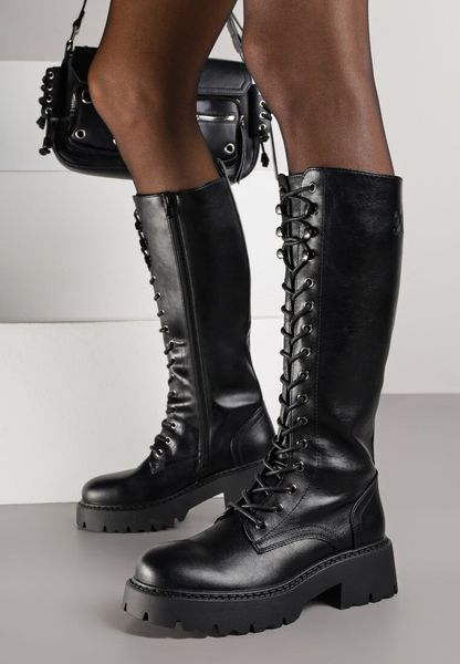 Czarne Kozaki Grunge VICES w Stylu Workerów Uniama. Czarne kozaki Born2be, z dzianiny, bez obcasa, na płaskiej podeszwie, bez zapięcia. Za 159.99 zł.