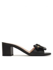 LOVE MOSCHINO Klapki JA28115G0OIE0000 Czarny. Czarne klapki Love Moschino, bez wzorów, ze skóry, bez obcasa. Za 1,009.00 zł.