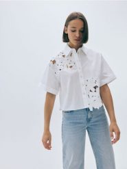 Koszula z ażurowym haftem - biały. Białe koszule Reserved, l, w ażurowe wzory, z bawełny, bez kołnierzyka, bez ramiączek. W wyprzedaży za 89.99 zł.