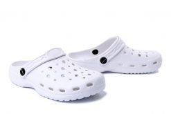 AXIM 7K2818B white, klapki basenowe damskie. Białe klapki Axim, w ażurowe wzory, bez obcasa. Za 29.99 zł.