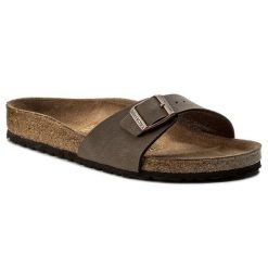 Klapki Birkenstock. Brązowe klapki Birkenstock, bez wzorów, bez obcasa. Za 399.99 zł.