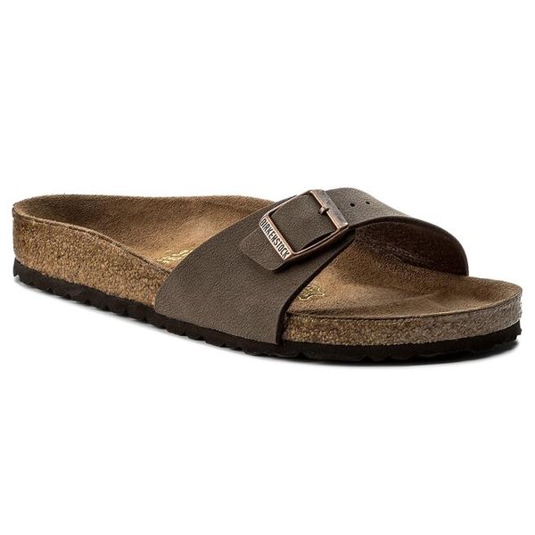 Klapki Birkenstock. Brązowe klapki Birkenstock, bez wzorów, bez obcasa. Za 399.99 zł.
