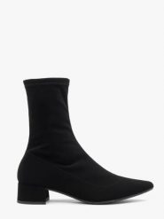 Czarne botki skarpetowe. Czarne botki Ryłko, bez wzorów, z nubiku, ze szpiczastym noskiem, za kostkę, bez obcasa, na obcasie, bez zapięcia. Za 379.99 zł.