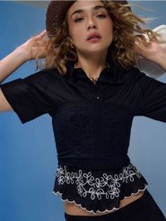 Bawełniana koszula z haftowanym wykończeniem dołu - czarny. Czarne koszule Sinsay, l, bez wzorów, z bawełny, bez kołnierzyka, bez ramiączek. Za 49.99 zł.