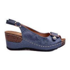Damskie Lekkie Sandały Na Koturnie Comfort Shoes Niebieskie Efravia. Niebieskie sandały bez wzorów, ze skóry, bez obcasa, na koturnie, bez zapięcia. Za 158.54 zł.