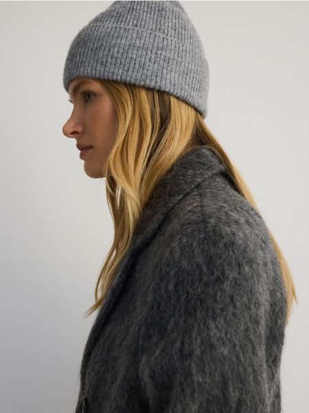 Czapka beanie - jasnoszary. Szare czapki Reserved, bez wzorów. W wyprzedaży za 29.99 zł.