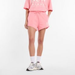 Spodenki damskie New Balance WB61Y80AAA6 – różowe. Czerwone szorty New Balance, bez wzorów, z bawełny, klasyczne. Za 199.99 zł.