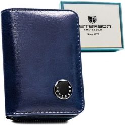 Mały portfel damski ze skóry naturalnej i ekologicznej w granatowym kolorze - Peterson. Niebieskie portfele Peterson, bez wzorów, ze skóry ekologicznej. Za 89.99 zł.