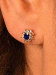 L instant d Or Złote kolczyki-wkrętki "Margherite saphir" z cyrkoniami i szafirami rozmiar: onesize. Niebieskie kolczyki L instant d Or, z cyrkonią, złote. Za 630.99 zł.