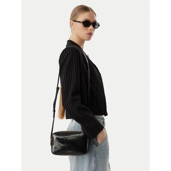 Torebka Calvin Klein. Czarne listonoszki Calvin Klein, bez wzorów, bez dodatków. Za 409.99 zł.