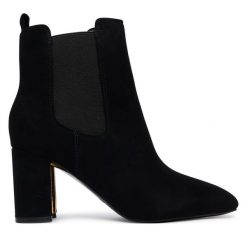 Botki Guess. Czarne botki Guess, z aplikacjami, bez obcasa, na słupku, bez zapięcia. Za 674.99 zł.