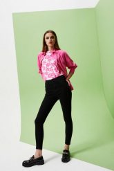 Jeansy push up z wysokim stanem czarne. Czarne jeansy MOODO, xs, bez wzorów, z podwyższonym stanem. W wyprzedaży za 38.99 zł.