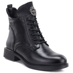Botki damskie ocieplane z ozdobą czarne eVento 24BT02-7976. Czarne botki eVento, z aplikacjami, ze skóry ekologicznej, bez obcasa, bez zapięcia. Za 159.99 zł.