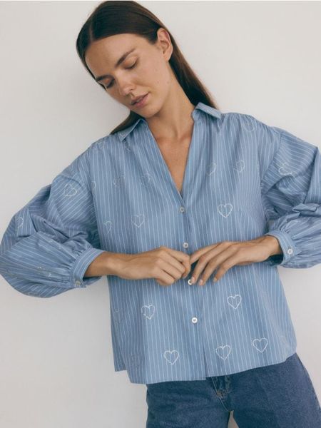 Koszula z błyszczącymi aplikacjami - jasnoniebieski. Niebieskie koszule Reserved, l, z aplikacjami, z bawełny, bez kołnierzyka, bez ramiączek. W wyprzedaży za 99.99 zł.