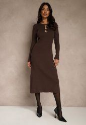 Brązowa Prążkowana Sukienka z Dzianiny z Wiskozą Zdobiona Aplikacjami Tusmeira. Brązowe sukienki Renee, na spotkanie biznesowe, m, z aplikacjami, z dzianiny, eleganckie, bez kołnierzyka, bez ramiączek, midi, oversize. Za 159.99 zł.