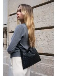 Victor & Hugo Paris Skórzana torebka "Eloa" w kolorze czarnym - 23 x 13 x 8 cm rozmiar: onesize. Czarne torby na ramię Victor & Hugo Paris, bez wzorów, z materiału, na ramię, bez dodatków. Za 414.33 zł.