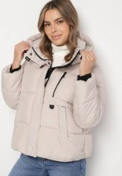 Beżowa Oversizowa Kurtka z Pikowanymi Przeszyciami i Kapturem Galimea. Brązowe kurtki narciarskie Born2be, l, z aplikacjami, z jeansu, narciarskie. Za 129.99 zł.