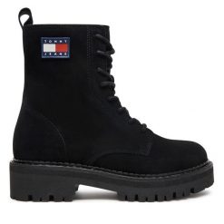 Botki Tommy Jeans. Czarne botki Tommy Jeans, bez wzorów, z jeansu, bez obcasa, na płaskiej podeszwie, bez zapięcia. Za 799.99 zł.