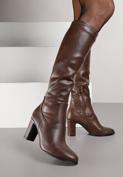 Brązowe Kozaki na Słupku z Przylegającą Cholewką Alovire. Brązowe kozaki Renee, z jeansu, bez obcasa, na obcasie, bez zapięcia. Za 159.99 zł.