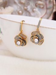 Pierres de Jade Pozłacane kolczyki z perłami rozmiar: onesize. Szare kolczyki Pierres de Jade, z cyrkonią, pozłacane. Za 39.99 zł.