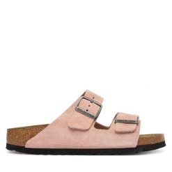 Klapki Birkenstock. Czerwone klapki Birkenstock, bez wzorów, bez obcasa. Za 509.99 zł.