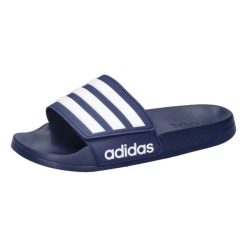 Klapki basenowe adidas Adilette. Białe klapki Adidas, bez wzorów, z materiału, bez obcasa. Za 119.00 zł.