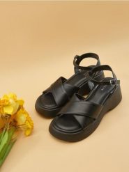 Sandały - czarny. Czarne sandały Sinsay, bez wzorów, ze skóry, bez obcasa, bez zapięcia. Za 59.99 zł.