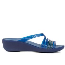 Klapki damskie do chodzenia Crocs ISABELLA MINI. Niebieskie klapki Crocs, bez wzorów, bez obcasa. Za 69.00 zł.