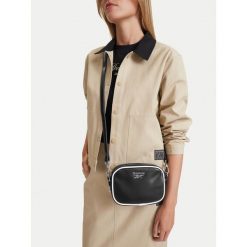 Torebka Reebok. Czarne listonoszki Reebok, bez wzorów, bez dodatków. Za 129.99 zł.