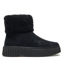 Botki Clarks. Czarne botki Clarks, bez wzorów, bez obcasa, na płaskiej podeszwie, bez zapięcia. Za 719.99 zł.