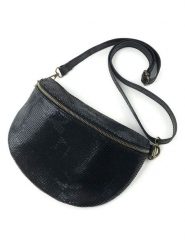 Marlon Skórzana saszetka w kolorze czarnym - 25 x 19 x 7 cm rozmiar: onesize. Czarne torby na ramię Marlon, bez wzorów, z materiału, sportowe, przez ramię, bez dodatków. Za 236.61 zł.