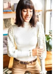 Olalook Sweter w kolorze białym rozmiar: onesize. Białe swetry Olalook, bez wzorów, ze splotem, bez ramiączek. Za 88.02 zł.