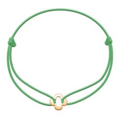 Bransoletka z pozłacaną ażurową koniczyną na cienkim trawiastym sznurku. Zielone bransoletki Lilou, pozłacane. Za 89.00 zł.