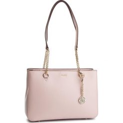Torebka DKNY - Bryant Md Shop Tote R84A3915 Iconic Blush 3IB. Czerwone torebki klasyczne DKNY, bez wzorów, ze skóry, bez dodatków. W wyprzedaży za 579.00 zł.