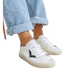Białe sneakersy z efektem ,,znoszenia'' Gombola. Białe trampki bez wzorów, bez zapięcia. Za 101.26 zł.