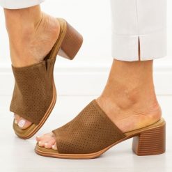 Brązowe skórzane klapki damskie na obcasie T.Sokolski 365. Brązowe klapki Sokolski, bez wzorów, z jeansu, bez obcasa, na obcasie. Za 219.00 zł.