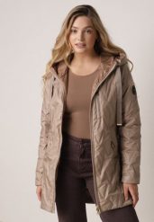 Brązowa Pikowana Kurtka Przejściowa Parka z Kapturem o Długim Kroju z Ozdobą Isaline. Brązowe kurtki Born2be, l, z dresówki, klasyczne, z kapturem. Za 149.99 zł.