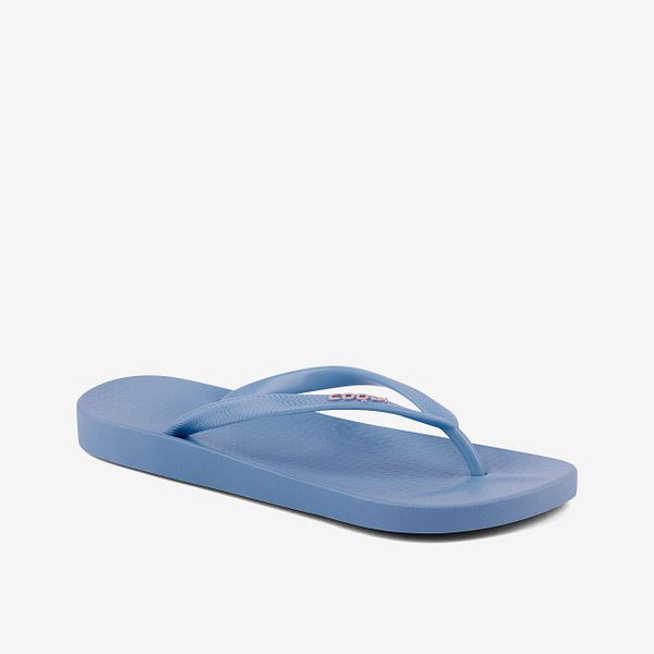 Damskie klapki Coqui Kaja. Niebieskie klapki Coqui, bez wzorów, z materiału, bez obcasa, na płaskiej podeszwie. Za 110.99 zł.