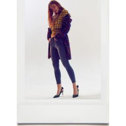 BLUZKA W KRATĘ Z BUFIASTYMI RĘKAWAMI. Żółte bluzki TOP SECRET, bez wzorów, eleganckie, bez kołnierzyka, bez ramiączek. W wyprzedaży za 39.99 zł.