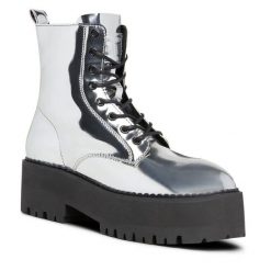 Botki Tommy Jeans. Szare botki Tommy Jeans, bez wzorów, z jeansu, bez obcasa, na płaskiej podeszwie, bez zapięcia. Za 899.99 zł.