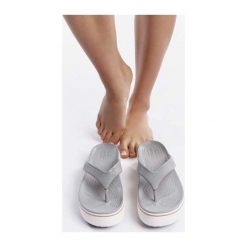 Crocs 205681-04M LIGHT GREY/ROSE, japonki. Czerwone klapki Crocs, bez wzorów, bez obcasa, na platformie. Za 134.00 zł.