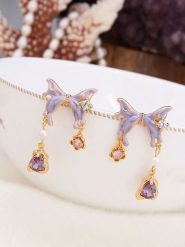 Pierres de Jade Pozłacane kolczyki-wkrętki z perłami i cyrkoniami rozmiar: onesize. Różowe kolczyki Pierres de Jade, z cyrkonią, pozłacane. Za 69.99 zł.