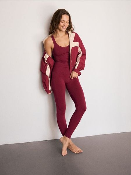 Modelujące legginsy - bordowy. Czerwone legginsy Reserved, l, bez wzorów, z dzianiny. Za 149.99 zł.