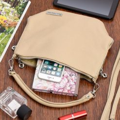 Listonoszka skórzana Beltimore T75 beżowa. Brązowe torebki klasyczne bez wzorów, ze skóry, na ramię, duże, bez dodatków. Za 135.49 zł.