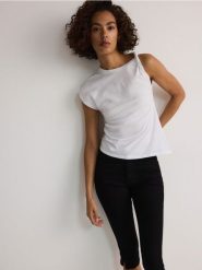 Jeansy capri - czarny. Czarne jeansy Reserved, bez wzorów. W wyprzedaży za 89.99 zł.